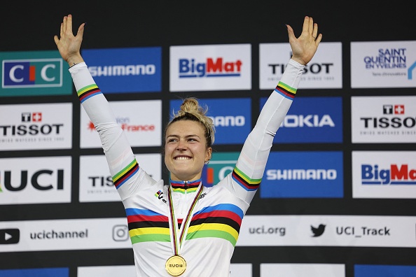 La Française Mathilde Gros célèbre avec sa médaille d'or sur le podium après avoir remporté la finale féminine du sprint lors des Championnats du monde de cyclisme sur piste au Vélodrome de Saint-Quentin-en-Yvelines, le 14 octobre 2022. Photo de Thomas SAMSON / AFP via Getty Images.