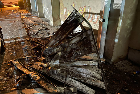 Image obtenue de l'agence de presse iranienne IRNA le 16 octobre 2022 montre les dégâts causés par l’incendie à l'extérieur du bâtiment de la prison d'Evin, au nord-ouest de la capitale iranienne Téhéran. Photo par -/AFP via Getty Images.