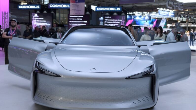 La Hopium Machina du constructeur français Hopium, fonctionnant à l'hydrogène, est présentée le premier jour du salon de l'automobile de Paris, le 17 octobre 2022. (Photo by ERIC PIERMONT/AFP via Getty Images)