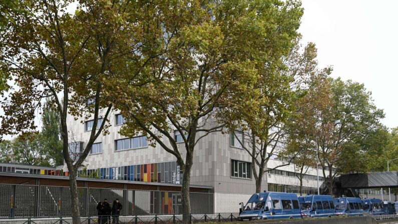 Des gendarmes surveillent les abords du lycée Joliot-Curie à Nanterre, le 17 octobre 2022.(Photo de BERTRAND GUAY/AFP via Getty Images)