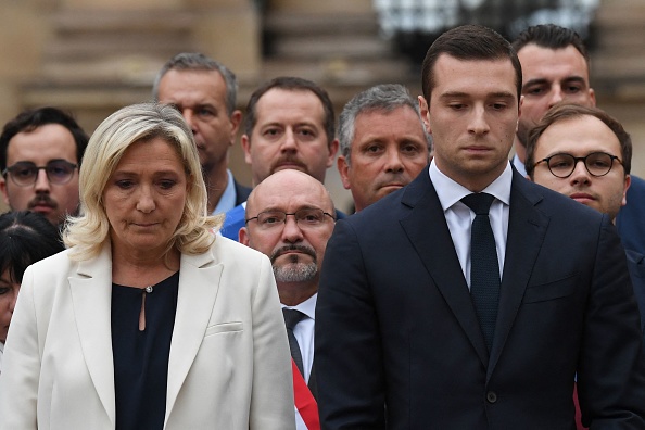 La cheffe de file des députés RN Marine Le Pen et le président par interim du parti Jordan Bardella, et les députés du RN, observent une minute de silence devant l'Assemblée nationale, en hommage à la petite écolière Lola âgée de 12 ans, assassinée. Paris, le 20 octobre 2022. (Photo : ALAIN JOCARD/AFP via Getty Images)