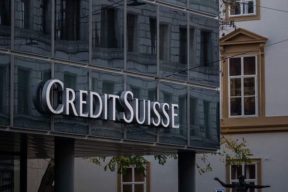 Une photo montre une enseigne de la deuxième plus grande banque suisse, Credit Suisse, sur une succursale à Bâle.  Le nouveau directeur du Credit Suisse, chargé de redresser la banque après de multiples scandales, a dévoilé sa feuille de route stratégique le 27 octobre 2022. (Photo : FABRICE COFFRINI/AFP via Getty Images)