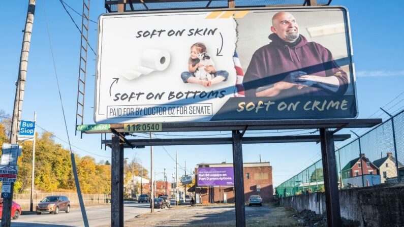 Panneau d’opposition au lieutenant-gouverneur de Pennsylvanie et candidat démocrate au Sénat américain, John Fetterman à Braddock, le 27 octobre 2022. Braddock est la ville natale de Fetterman, dont il a été le maire. Fetterman affronte le républicain Mehmet Oz, ancien animateur de télévision, lors des élections de mi-mandat du 8 novembre. (BRANDEN EASTWOOD/AFP via Getty Images)