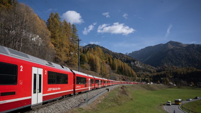 Le train de passagers le plus long du monde, le 29 octobre 2022. (Photo: FABRICE COFFRINI/AFP via Getty Images)