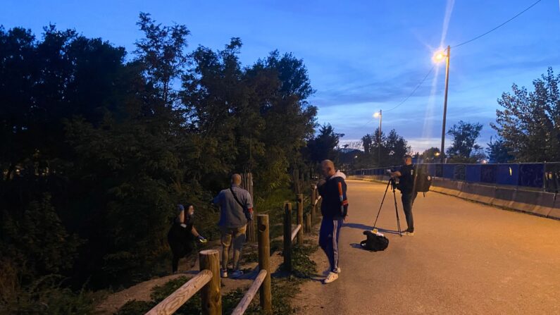 La police scientifique au bord de l'Huveaune à Marseille, où le corps d'un enfant de 12 ans a été retrouvé, le 29 octobre 2022. (Photo de NICOLAS BOVE/AFP via Getty Images)