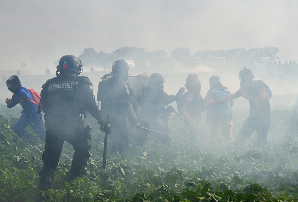 Gaz lacrymogènes et affrontements entre des activistes et des gendarmes anti-émeute lors d'une manifestation contre les "bassines" près du site de construction d'une nouvelle réserve d'eau pour l'irrigation agricole, à Sainte-Soline, le 29 octobre 2022. (Photo : PASCAL LACHENAUD/AFP via Getty Images)