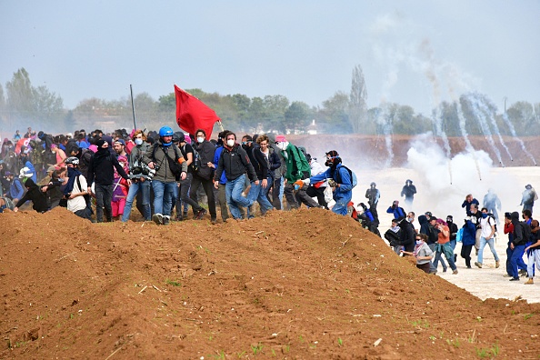 Manifestation contre les "bassines" à l'intérieur du site de construction d'une nouvelle réserve d'eau pour l'irrigation agricole, à Sainte-Soline, le 29 octobre 2022. (Photo : PASCAL LACHENAUD/AFP via Getty Images)