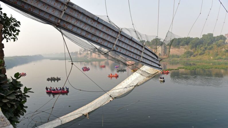 Des secouristes mènent des opérations de recherche après l'effondrement d'un pont sur la rivière Machchhu à Morbi, dans l'État indien du Gujarat, le 31 octobre 2022. (Photo: SAM PANTHAKY/AFP via Getty Images)