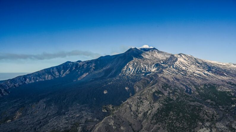 Une vue des cratères de l'Etna.(Photo by Fabrizio Villa/Getty Images)