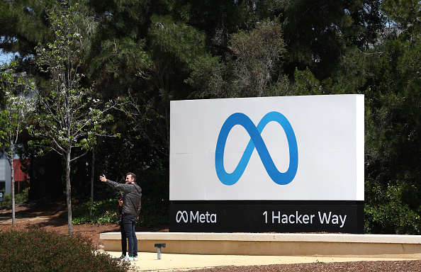 Un panneau est affiché devant le siège de Meta, la maison mère de Facebook et d'Instagram, le 28 avril 2022 à Menlo Park, en Californie. (Photo : Justin Sullivan/Getty Images)