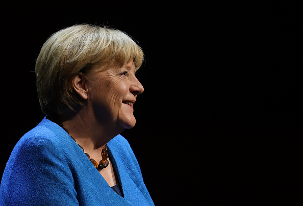 L'ancienne chancelière allemande Angela Merkel arrive pour une conversation avec le journaliste Alexander Osang sur la scène du théâtre Berliner Ensemble, le 07 juin 2022 à Berlin, en Allemagne. (Photo : Sean Gallup/Getty Images)