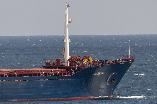 Des représentants de la Turquie, de la Russie, de l'Ukraine et des Nations unies montent à bord d'un cargo qui a quitté le port d'Odessa avec la cargaison de céréales destinée à l'exportation, pour effectuer une inspection le 3 août 2022 à Istanbul, en Turquie. (Photo : Chris McGrath/Getty Images)