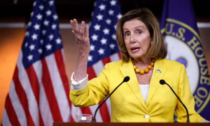 La présidente de la Chambre des représentants, Nancy Pelosi (Parti démocrate-Californie), lors d’une conférence de presse au Capitole, le 12 août 2022. (Chip Somodevilla/Getty Images)