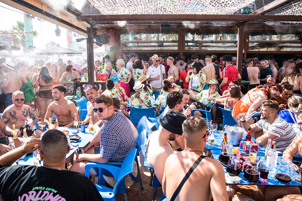 -Les touristes anglais profitent de l'une des zones les plus touristiques pour les Anglais le jour du couronnement du nouveau roi Charles III le 10 septembre 2022 à Benidorm, en Espagne. Photo de Zowy Voeten/Getty Images.