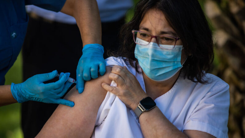  Carmen Berenguer Zurera, animatrice de la maison de retraite Feixa Llarga reçoit la quatrième dose de Covid-19 le 26 septembre 2022 à Barcelone, Espagne. (Zowy Voeten/Getty Images)