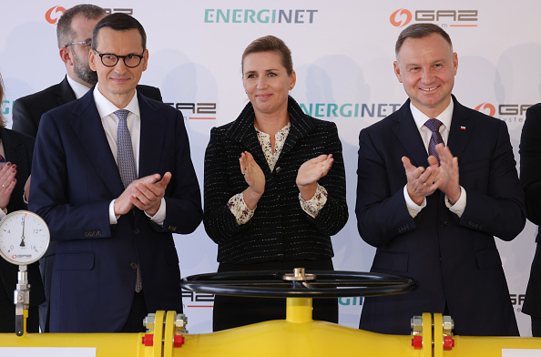 (De gauche à droite) Le premier ministre polonais Mateusz Morawiecki, le premier ministre danois Mette Frederiksen et le président polonais Andrzej Duda applaudissent après avoir tourné une vanne pour ouvrir symboliquement le nouveau gazoduc Baltic Pipe, le 27 septembre 2022 près de Goleniow, en Pologne. (Photo : Sean Gallup/Getty Images)