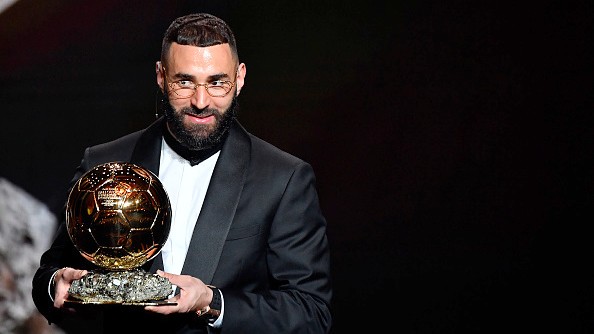 Karim Benzema reçoit le prix du Ballon d'Or lors de la cérémonie du 17 octobre 2022. (Photo de Aurelien Meunier/Getty Images)