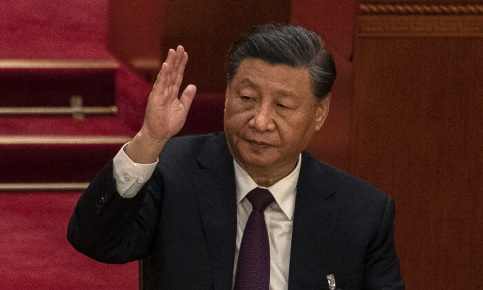 Le dirigeant chinois Xi Jinping en plein vote lors de la session de clôture du XXe Congrès national du Parti communiste chinois au Grand Hall du peuple à Pékin, le 22 octobre 2022. (Kevin Frayer/Getty Images)