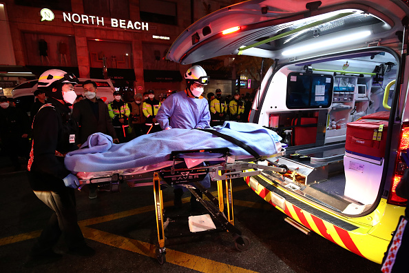 Les services d'urgence transportent une personne après une bousculade lors d'une fête d'Halloween dans la nuit du 29 au 30 octobre 2022 à Séoul, en Corée du Sud. (Photo : Chung Sung-Jun/Getty Images)