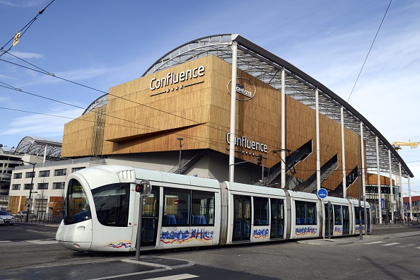 Le quartier "Confluence" de Lyon. (JEAN-PHILIPPE KSIAZEK/AFP via Getty Images)