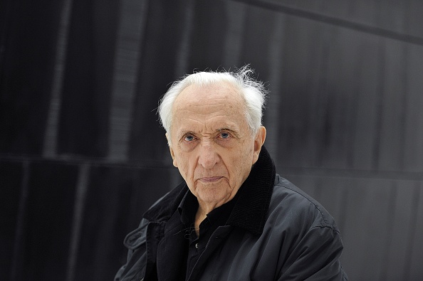 Le maître de l'Outrenoir Pierre Soulages pose devant l'une de ses œuvres au musée Soulages, le 28 mai 2014 à Rodez. (Photo : PASCAL PAVANI/AFP via Getty Images)