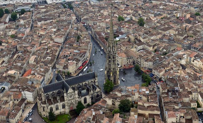  Vue aérienne de la basilique Saint-Michel et de son clocher à Bordeaux, en Gironde. (Photo : NICOLAS TUCAT/AFP via Getty Images)