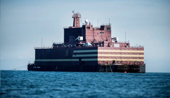 L'Akademik Lomonosov près de l'île de Langeland, au large de Spodsbjerg au Danemark, le 4 mai 2018. (Tim Kildeborg Jensen/AFP/Getty Images)