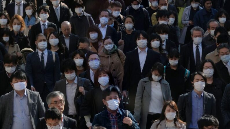 Passants de la gare de Shinjuku à Tokyo, le 9 avril 2020. (Kazuhiro NogiI/AFP via Getty Images)