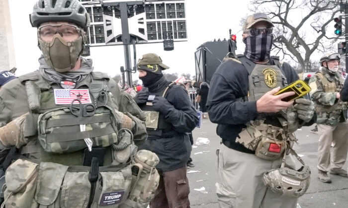 Marche des Oath Keepers après le discours du président Donald Trump au Capitole des États-Unis, le 6 janvier 2021. (Luke Coffee/Capture d'écran Epoch Times)