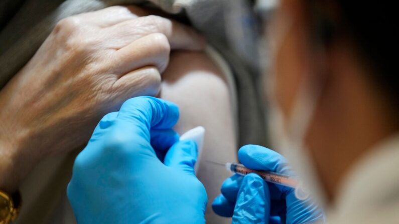 Vaccination contre le Covid effectuée à Tokyo, le 31 janvier 2022. (Eugene Hoshiko/Pool/AFP via Getty Images)