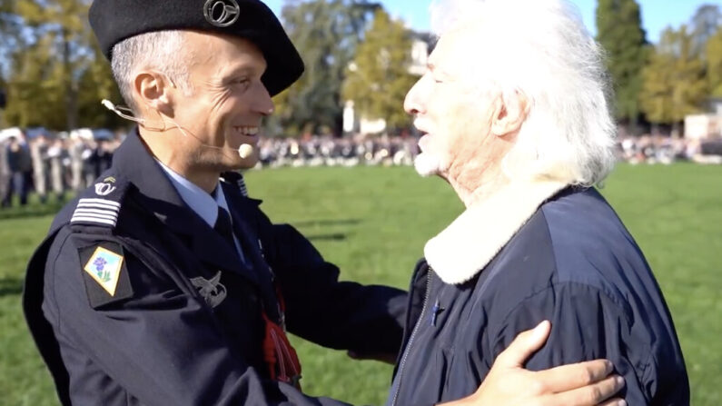 Hugues Aufray a été décoré de l’étoile bleue du 27e Bataillon de chasseurs alpins devant des milliers de spectateurs à Annecy ce samedi 15 octobre 2022. (photo Instagram 27bca_officiel)