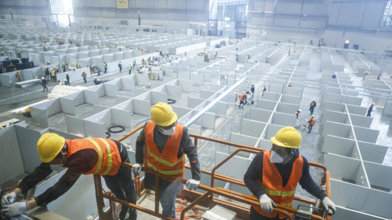 Chantier d’un centre de quarantaine provisoire pour les patients atteints du Covid-19 à Shanghai, en Chine, le 7 avril 2022. (CNS/AFP via Getty Images)