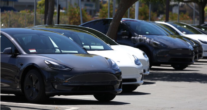 Voitures Tesla lors de l’exposition Tesla à Corte Madera, en Californie, le 27 juin 2022 (Justin Sullivan/Getty Images)