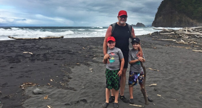 Jeff Younger avec ses fils James et Jude. (Avec l'aimable autorisation de Jeff Younger)