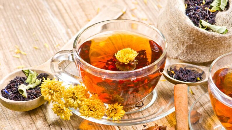 Une tasse de tisane de pissenlit avec du gingembre, de la cannelle et du vinaigre de cidre de pomme dès le matin peut vous aider à contrôler la glycémie, augmente l'énergie, améliore l'humeur, réduit les fringales, maintien le poids et améliore les performances générales.(Nik Merkulov/Shutterstock)