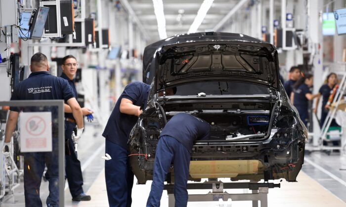 Assemblage d’une BMW lors d'une visite guidée pendant l'inauguration d’une nouvelle usine à San Luis Potosi, au Mexique, le 6 juin 2019. (Alfredo Estrella/AFP via Getty Images)