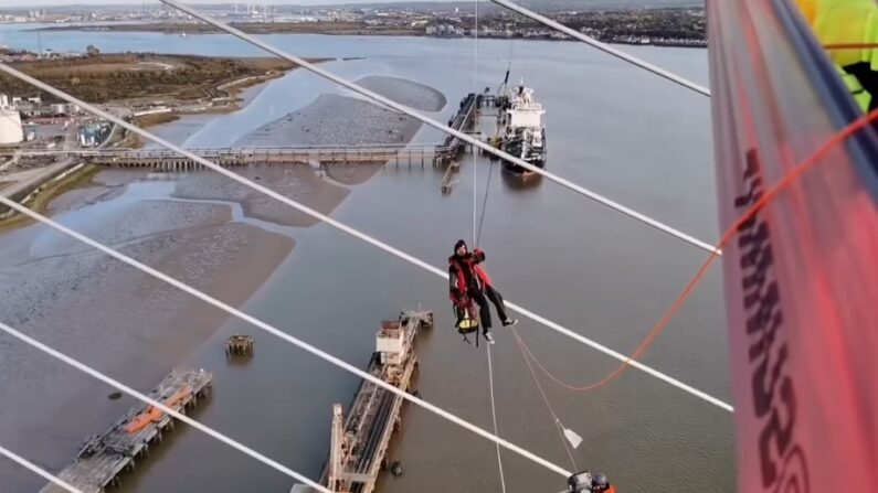 Les deux militants se sont suspendus au-dessus de la Tamise. Photo Just Stop Oil - Facebook 