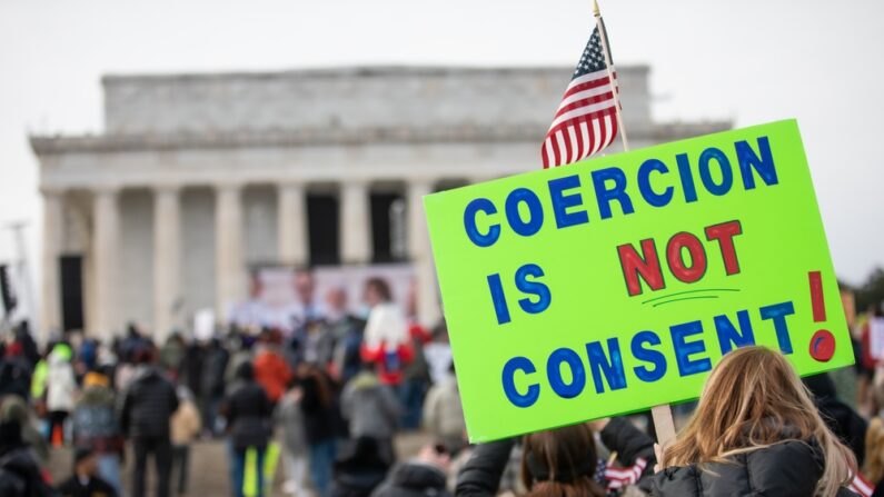 Des milliers de personnes rassemblées devant le Lincoln Memorial pour protester contre les mandats de vaccination Covid-19, le 23 janvier 2022. (Shutterstock)