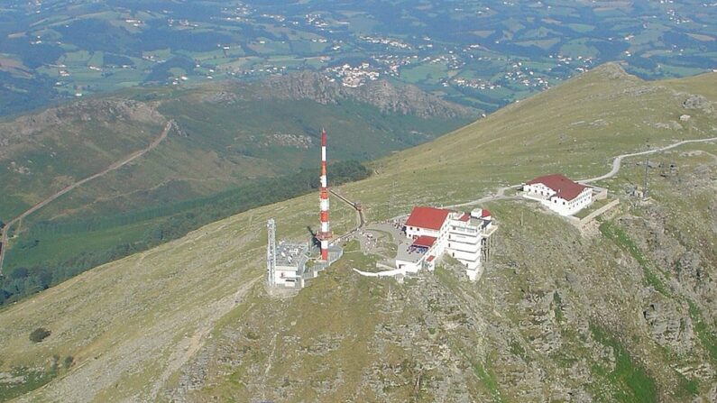 La Rhune - Vue en contrebas du sommet montrant les installations qui le couvrent : brasserie, magasins de souvenirs, antenne de transmission - Photo de Julien.scavini — Travail personnel, CC BY-SA 4.0, https://commons.wikimedia.org/w/index.php?curid=88430643