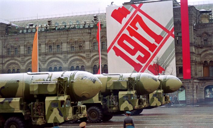 Missiles soviétiques SS-25 sur la Place Rouge de Moscou lors des célébrations de la révolution d'Octobre, le 7 novembre 1990. (André Durand/AFP via Getty Images)