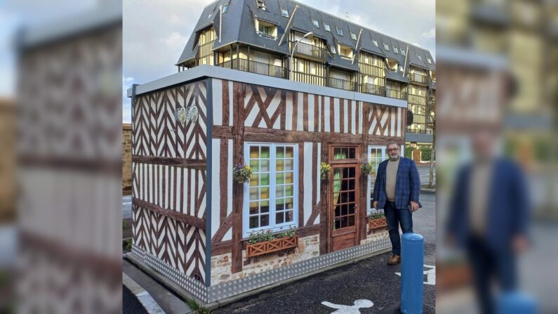 Thierry Granturco, le maire, devant le DAB de Villers 2000 - Crédit photo : Ville de Villers-sur-Mer