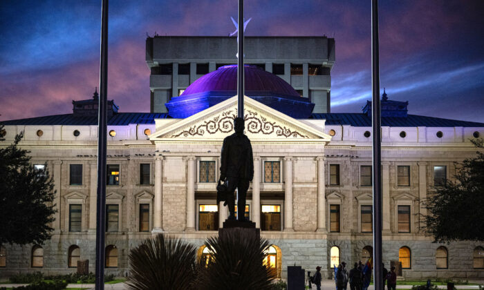 Des militants manifestent devant le Capitole de l'Arizona à Phoenix,  le 15 novembre 2022. (Jon Cherry/Getty Images)