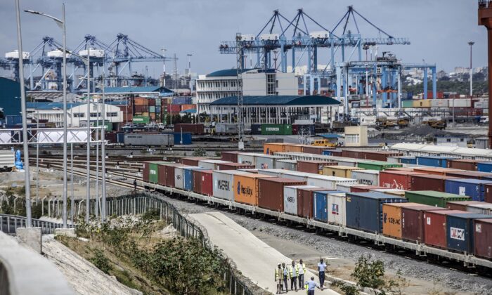 Conteneurs entreposés près des lignes de chemin de fer se dirigeant vers le port de Mombasa au Kenya, le 1er septembre 2018. L'Initiative Ceinture et Route de la Chine vise à renforcer et étendre les routes commerciales reliant la Chine à l'Asie centrale, au Moyen-Orient, à l'Afrique et à l'Europe grâce à des voies ferrées, des ports, des pipelines, des réseaux électriques et des autoroutes. (Luis Tato/Bloomberg via Getty Images)