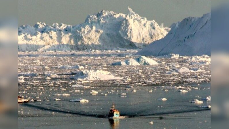 Un bateau traverse la glace fondante dans le fjord d'Ilulissat, sur la côte ouest du Groenland. (Steen Ulrik Johannessen/AFP/Getty Images)