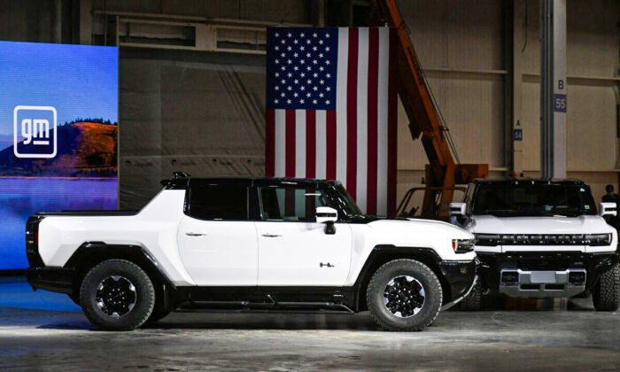 Usine d'assemblage de véhicules électriques Factory ZERO de General Motors à Detroit, le 17 novembre 2021. Un drapeau est accroché à l’occasion de la visite de Joe Biden. (Mandel Ngan/AFP via Getty Images)