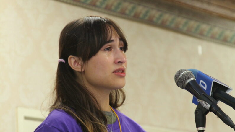 Chloé Cole partage en larmes son parcours de détransition à Anaheim, en Californie, le 8 octobre 2022. (Brad Jones/Epoch Times)