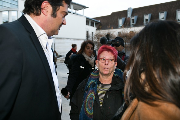 Au centre, la mère de Jonathann Daval, Martine Henry.  (SEBASTIEN BOZON/AFP via Getty Images)