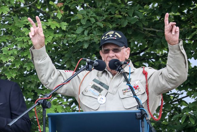 Tom Rice, ancien parachutiste américain  pendant la cérémonie commerciale du "Carre de Choux", à Carentan, en Normandie, dans le cadre des commémorations du Jour J marquant le 75e anniversaire du débarquement des Alliés en Normandie.       (Photo : LUDOVIC MARIN/AFP via Getty Images)