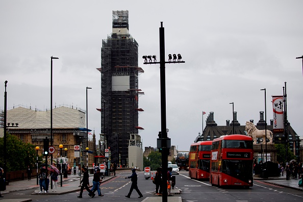 Des caméras de vidéosurveillance opéraationnelles sur le pont de Westminster à Londres. (Photo : TOLGA AKMEN/AFP via Getty Images)