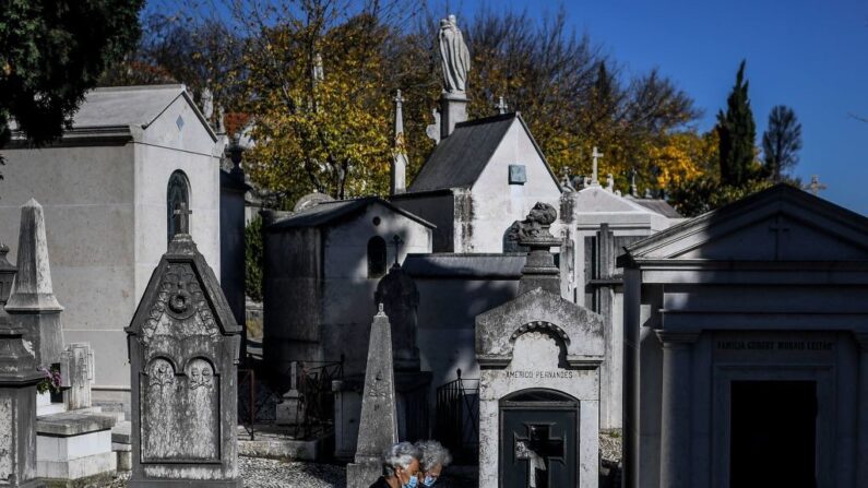 Cimetière Alto de Sao Joao à Lisbonne, le 30 octobre 2020. (Crédit photo PATRICIA DE MELO MOREIRA/AFP via Getty Images)